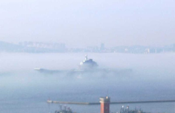 中国航母平台完成11天海试 雾中归航