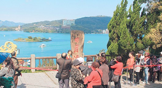 大陆客爱挤日月潭石碑拍照 “山寨碑”难分散人潮