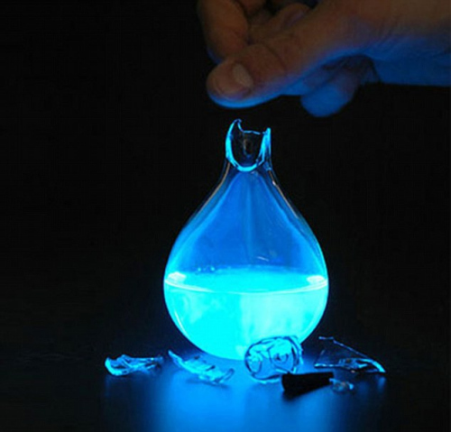 设计师发明特殊玻璃灯 需用人类血液启动