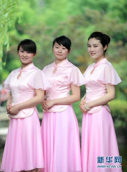 江苏扬州个园导游换夏装 化身“兰花仙子”
