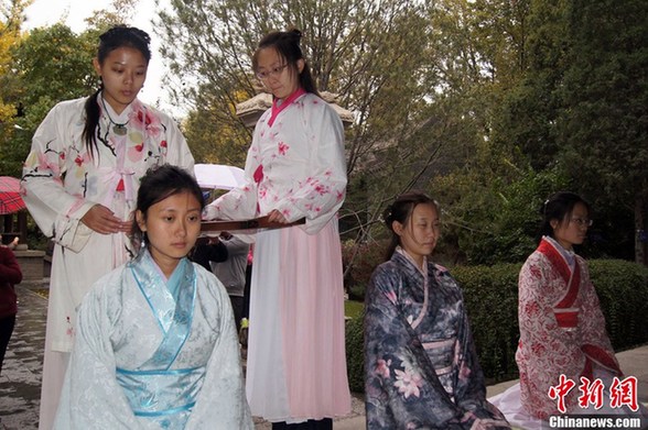 山西汉服爱好者举办“女子成人礼”
