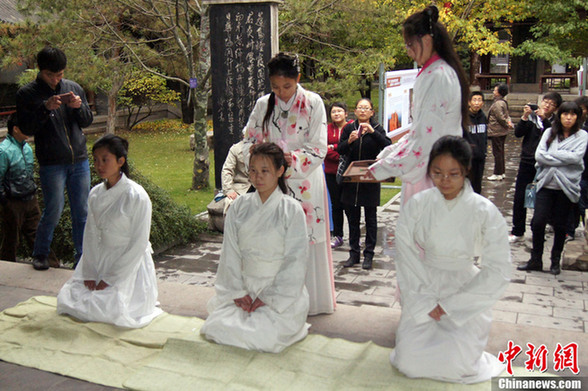 山西汉服爱好者举办“女子成人礼”