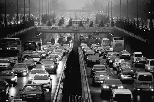 北京交通拥堵解析：道少车多 公交反成拥堵源