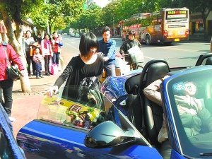 保时捷少女救人被疑炒作 清纯生活照曝光(组图)