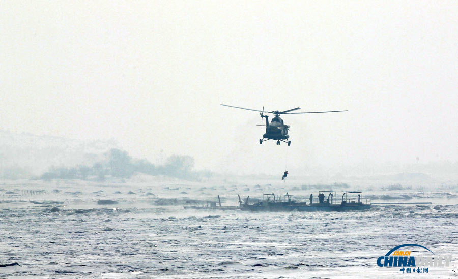 直升机出动 救出松花江上被困船员