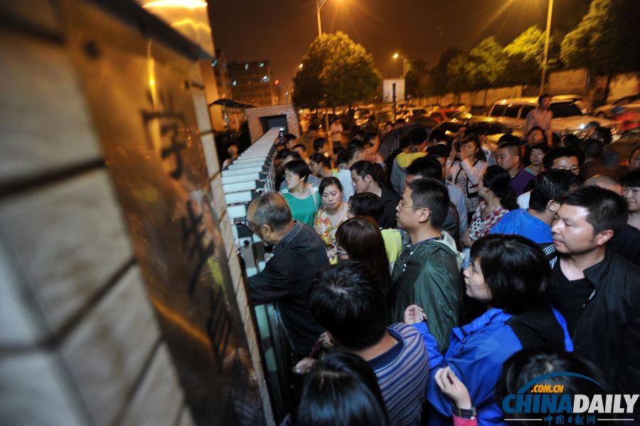 湖南长沙市：200家长雨中排队取号报名校