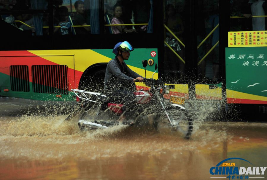 三亚再遭暴雨袭击 街头水流又成“河”