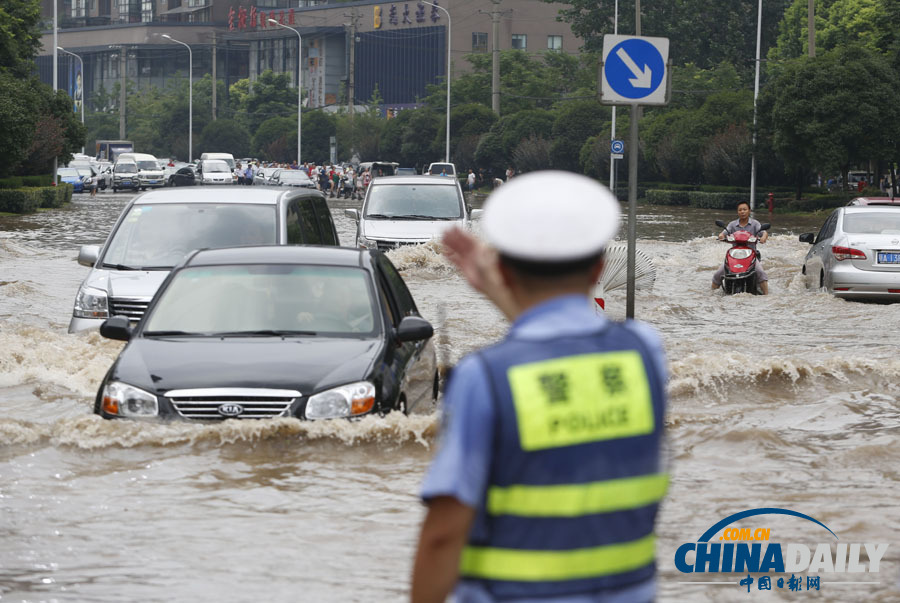 武汉遭遇暴雨 市区多处积水