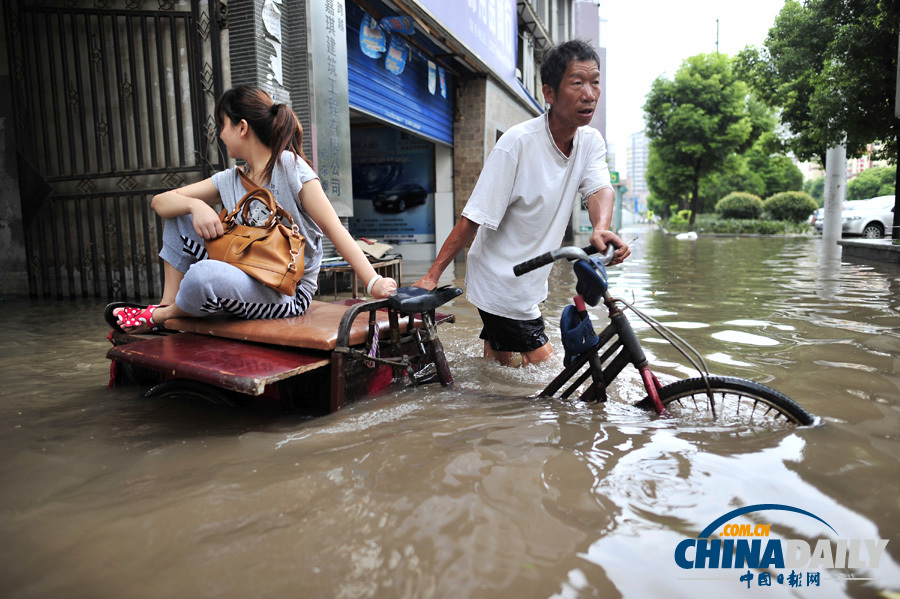 武汉遭遇暴雨 市区多处积水