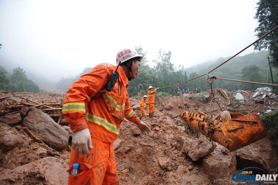 都江堰特大泥石流已致18人死亡 消防官兵在废墟上搜救