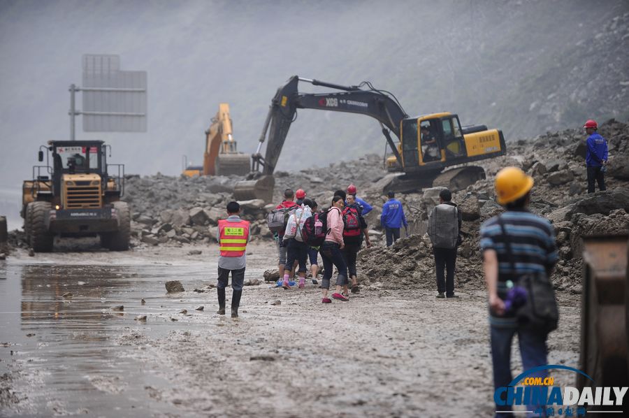 汶川映秀道路再次发生塌方 村民徒步避险