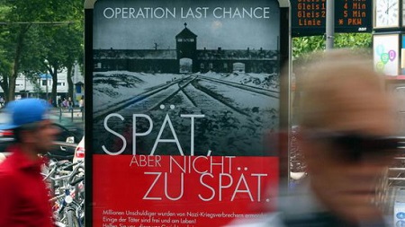 德国街头张贴海报 悬赏追查在世纳粹战犯(图)