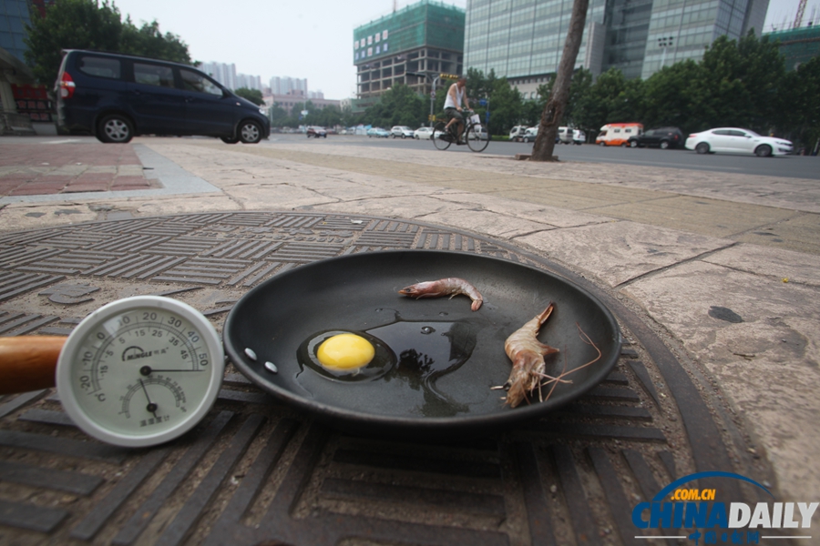 济南市民马路煎鸡蛋体验高温