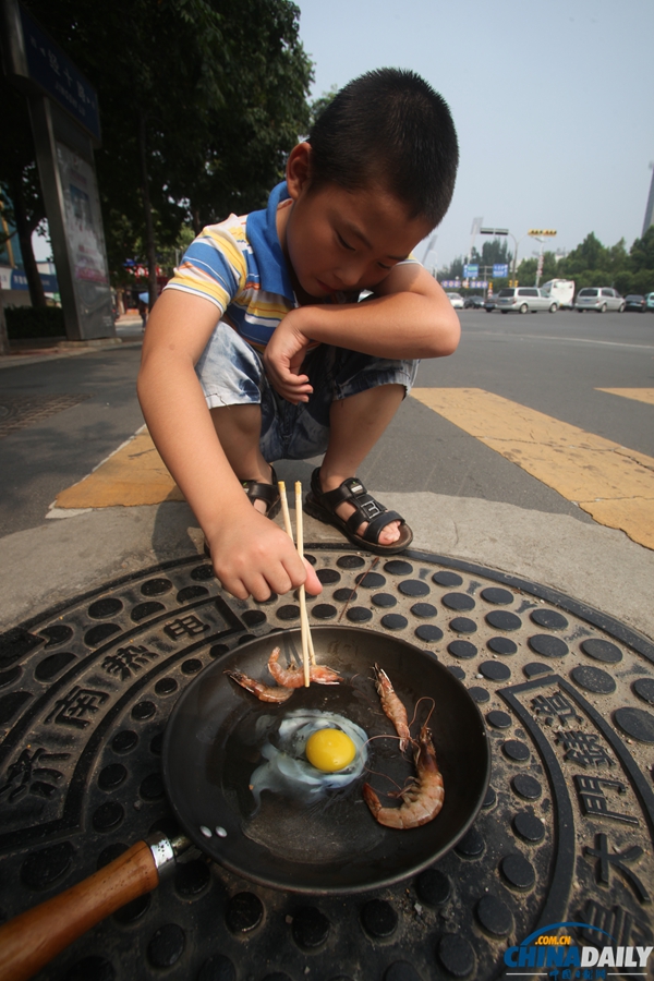 济南市民马路煎鸡蛋体验高温