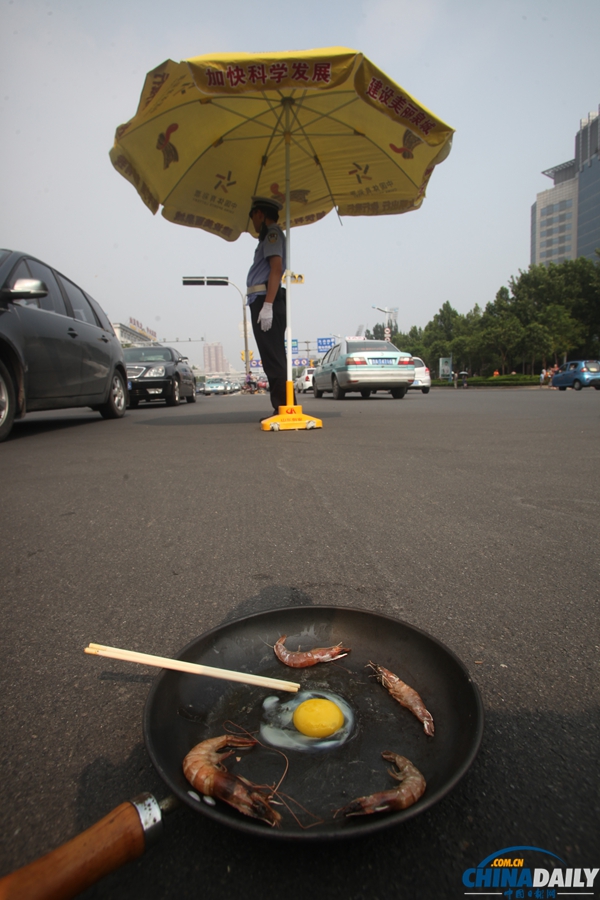济南市民马路煎鸡蛋体验高温