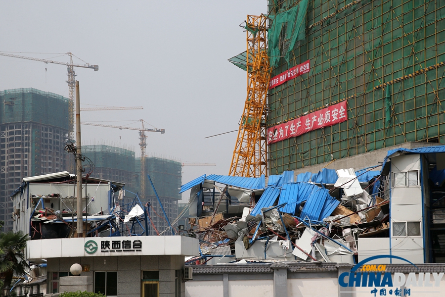 西安：突发暴风雨天气 塔吊倒塌砸中板房4人亡