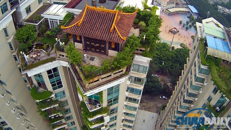 深圳现最牛违建：住宅楼顶疑似有座“庙”