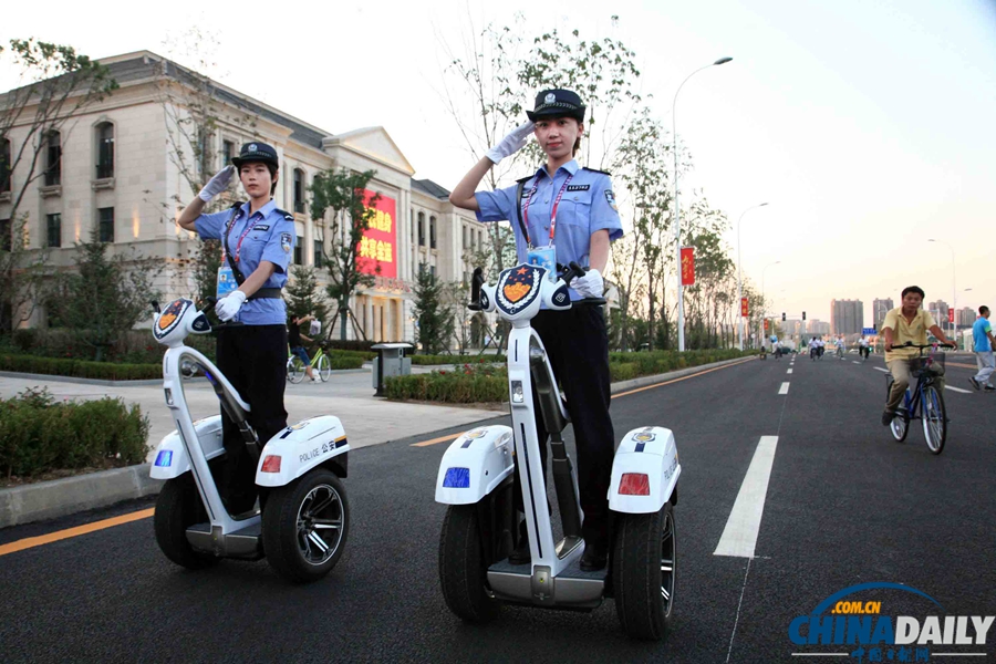 沈阳：新型警用电动巡逻车在全运村上岗
