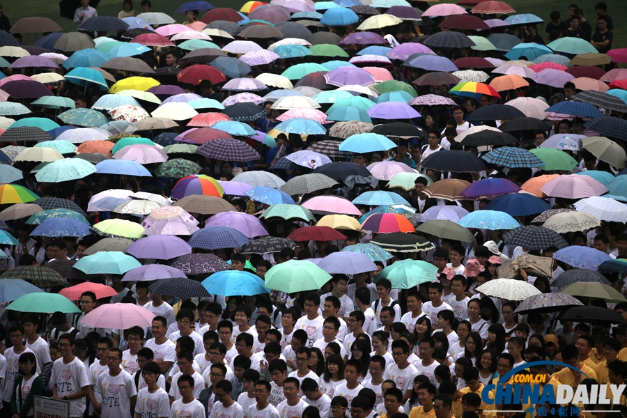 对外经贸举行2013年新生开学典礼 新生持伞躲雨