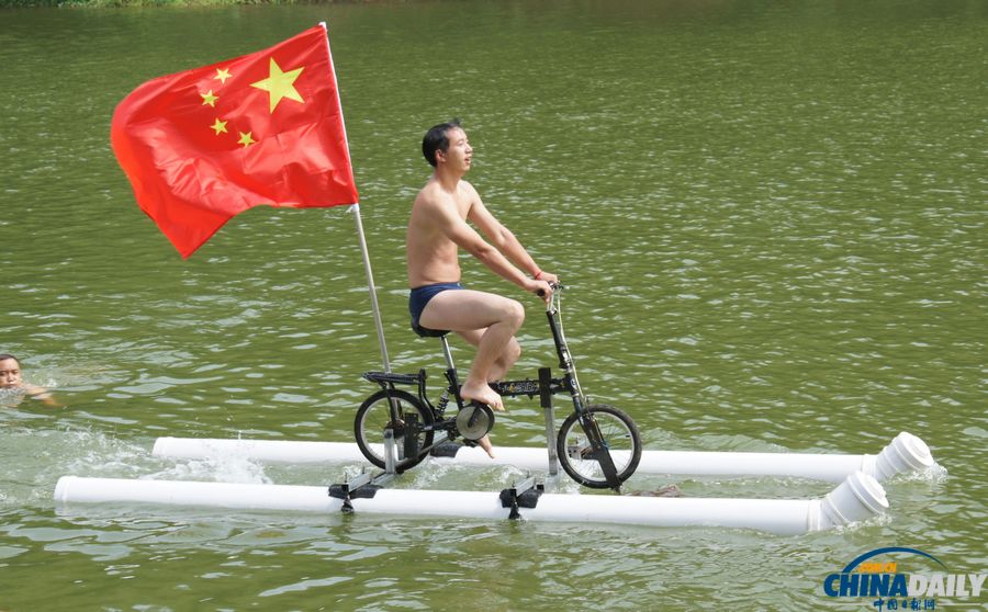 贵州镇宁：退休公务员造出“水上自行车”