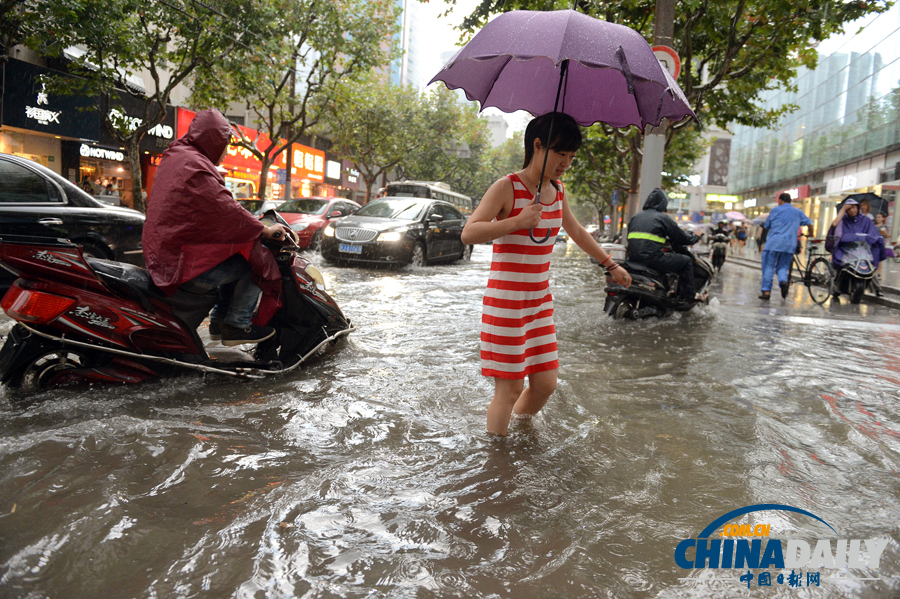沪发布3年来首个暴雨红色预警 浦东雨量达120mm
