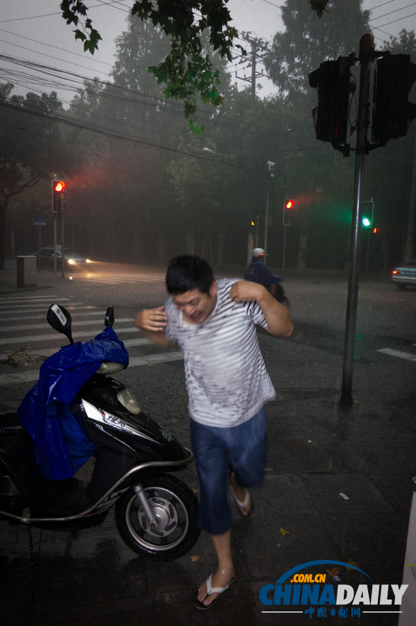 沪发布3年来首个暴雨红色预警 浦东雨量达120mm