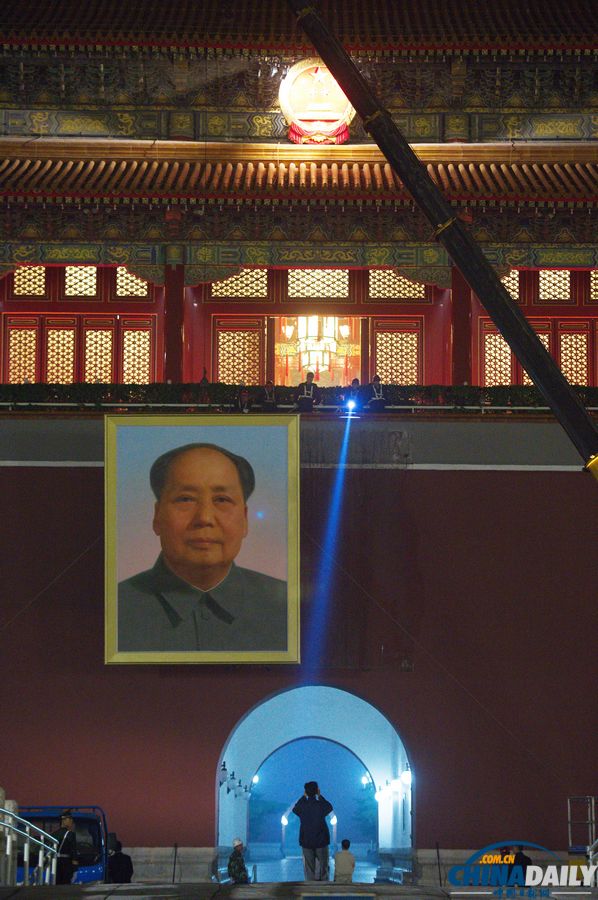 北京：迎国庆天安门城楼更换新毛主席像
