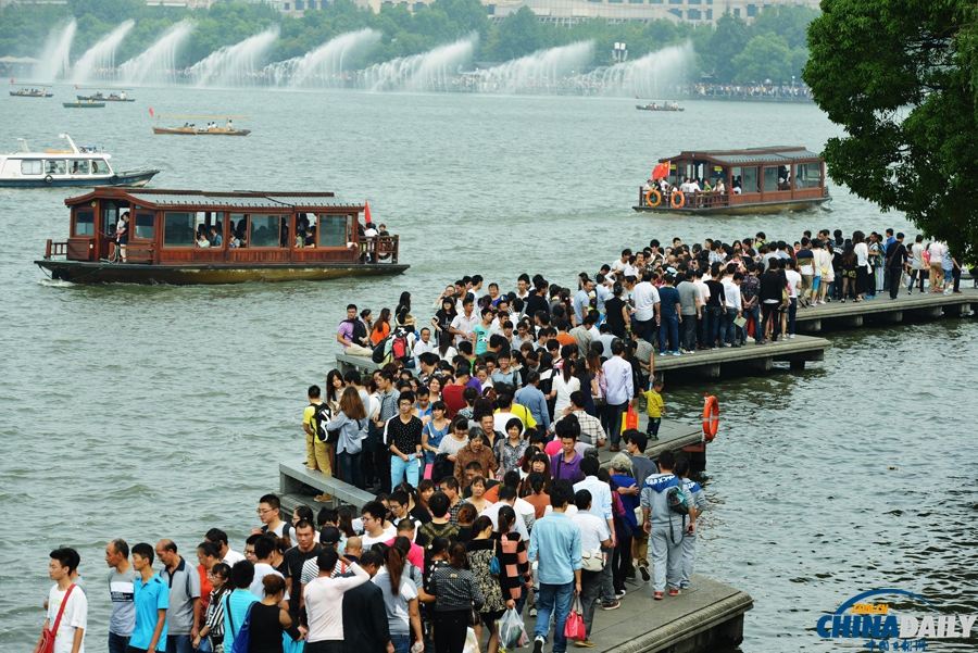 杭州西湖景区游客“井喷” 人气爆棚