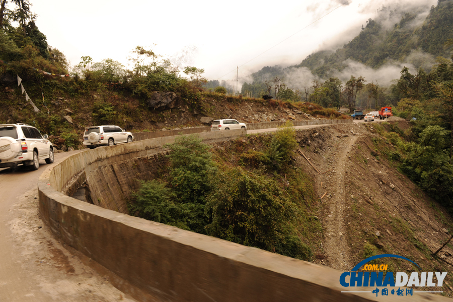 西藏：墨脱公路正式建成通车