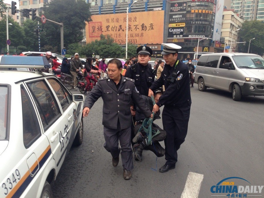 南京一男子疑涉毒驾车狂飙撞伤交警