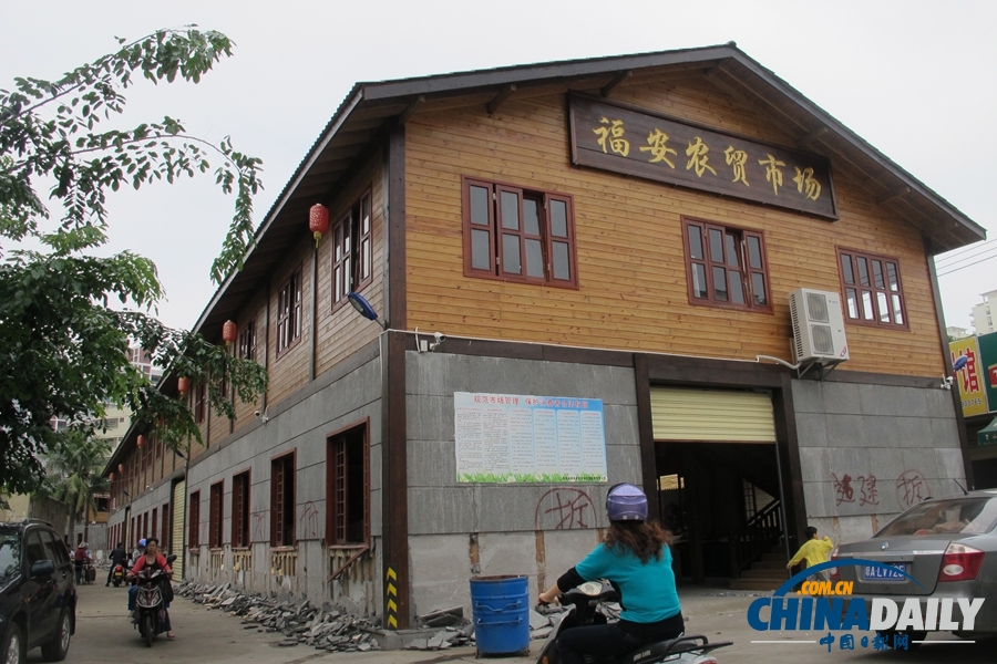海口“最美违建”仿古建筑群开始自拆