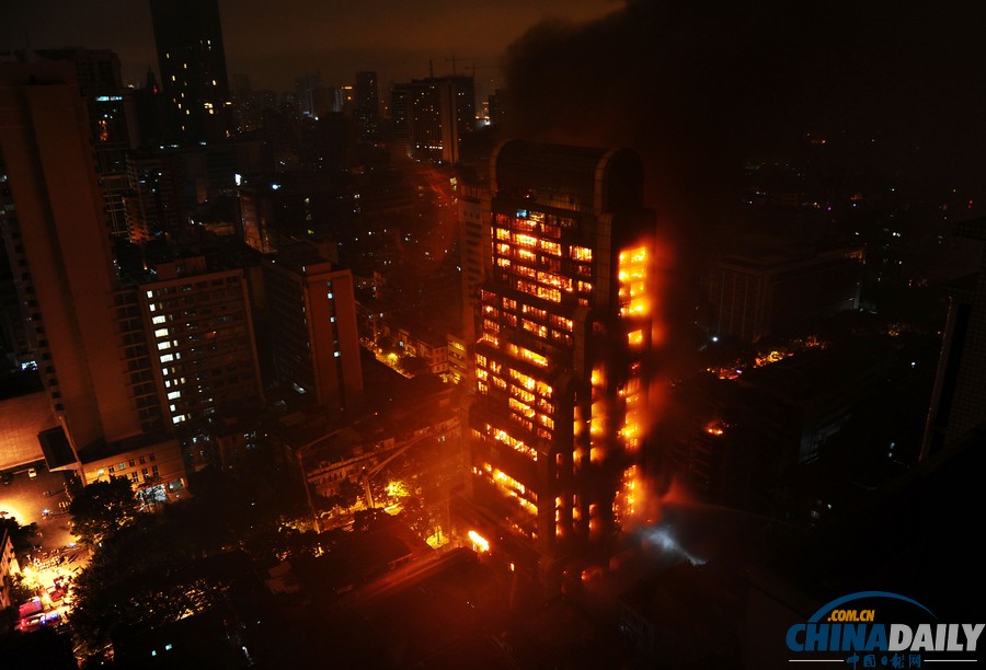广州建业大厦大火基本被扑灭 仍存塌楼风险