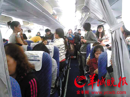 回国航班一再延误 乘客到广州后集体拒绝下机(图)