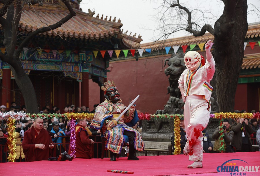 北京雍和宫举行“打鬼”仪式