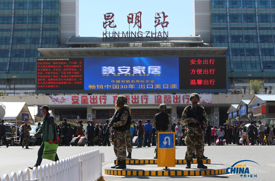 云南昆明安保升级武警持枪执勤巡逻 市民自发献花
