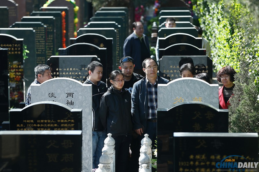 清明节：北京八宝山迎来祭扫高峰