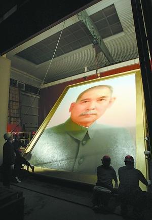 天安门广场连夜摆放巨幅孙中山像:6米高近两吨