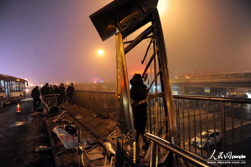高清：北京一车冲撞公交站 连站牌带人扫倒一片