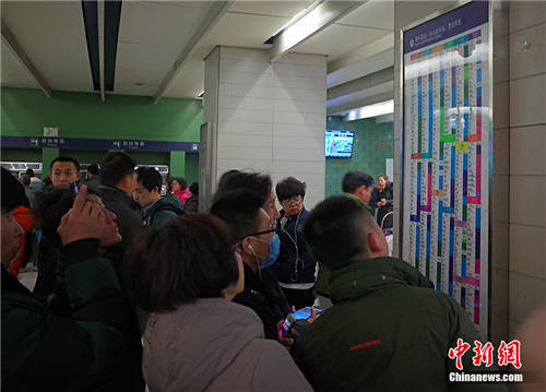 北京地铁站挂新价格公示牌 乘客围观拍照(图)