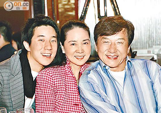 房祖名至今未见父母 成龙代儿子向林凤娇送温暖