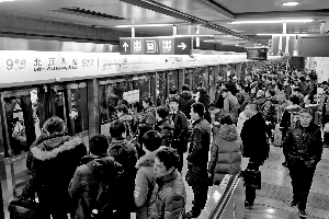 北京公共交通调价首日大考：公交今增6000车次