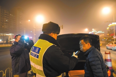 北京交管春节前将连续夜查酒驾 娱乐场所周边设卡