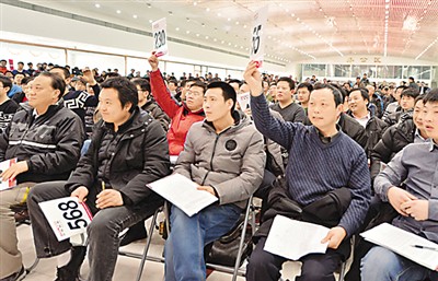 公车改革第一人：曾有官员用废铁价购回拍卖公车