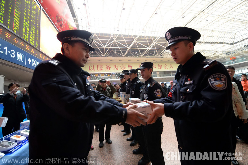 北京铁警向一线民警发放医疗器材 启动专项行动保障春运