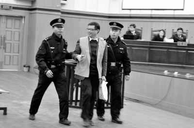 最高法：刑事案件被告人受审不再穿囚服