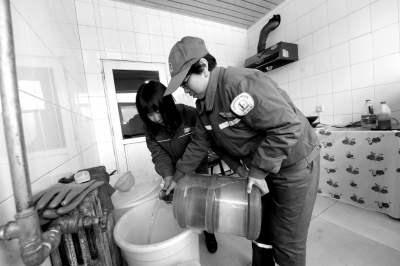 鞥女站长坚守深山加油站 每日负责给两个无水加油站送水