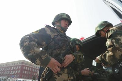 北京执勤武警顶盔掼甲25斤 每天值守13小时