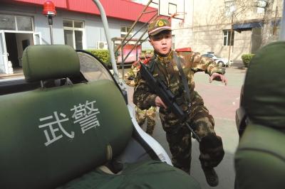 北京执勤武警顶盔掼甲25斤 每天值守13小时