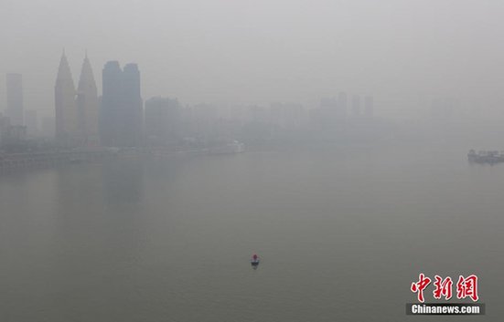 重庆遭遇雾霾天 远处城市被“深埋”