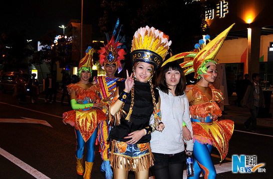 世博会巡游彩车进行最后一次带妆彩排